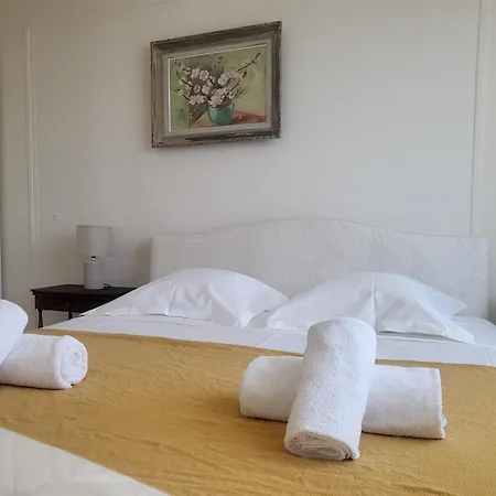 Le Cambridge Juan Apartmán *