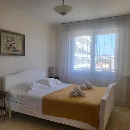 Le Cambridge Juan Apartment